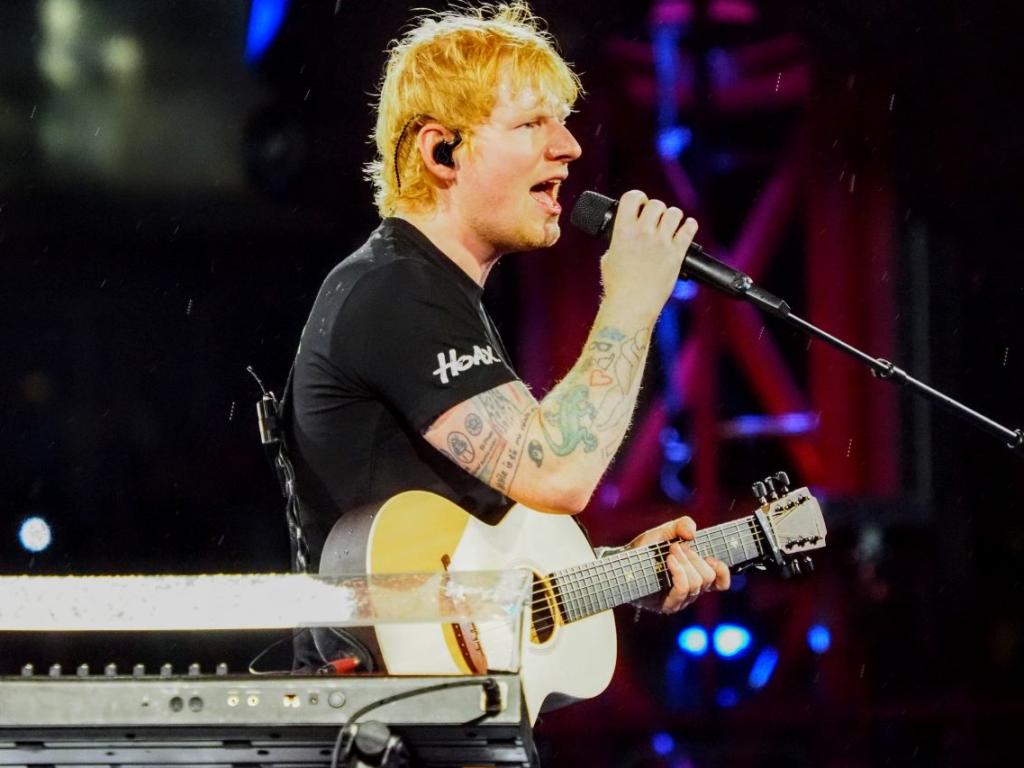 Британската попзвезда Ед Шийрън е бил изгонен заради изпълнение на