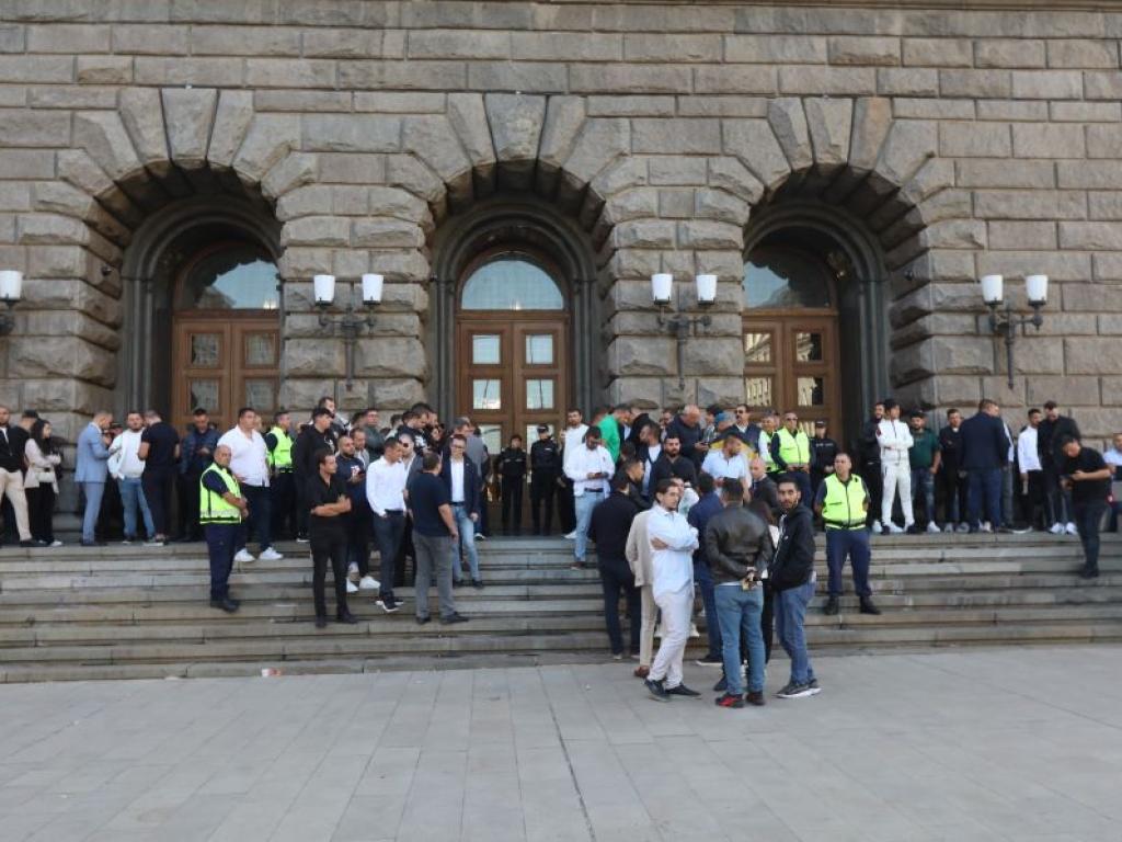 Напрежение пред Централната избирателна комисия В 9 30 ч в понеделник