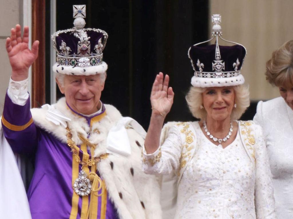 Кралица Камила каза че крал Чарлз III се справя много