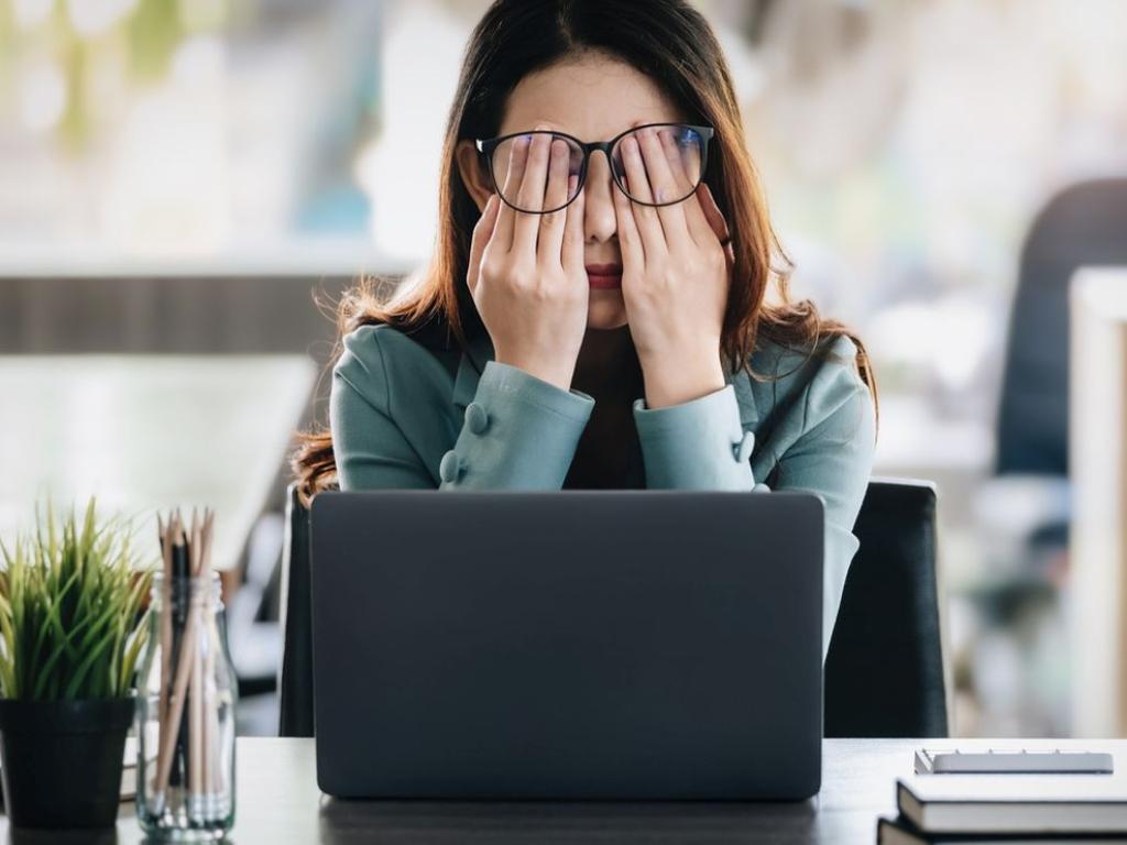 Нервните тикове на някой около теб могат да са разсейващи