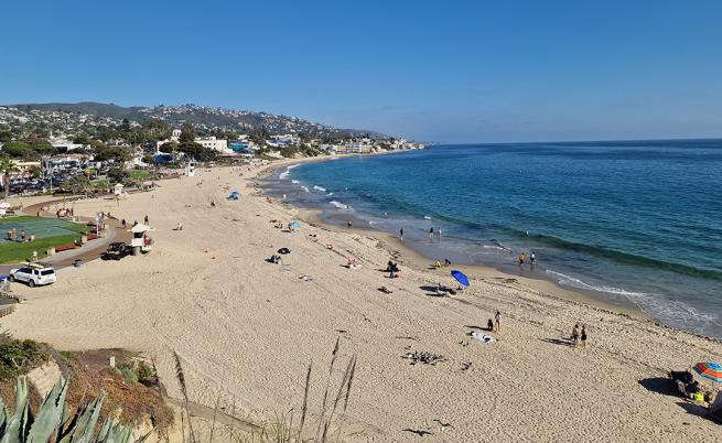 Това е плажът на Laguna Beach с характерните вишки на спасителите на плажа, игрищата за баскетбол, а както виждате: на пясъка няма шезлонги и чадъри, да не говорим за заведения