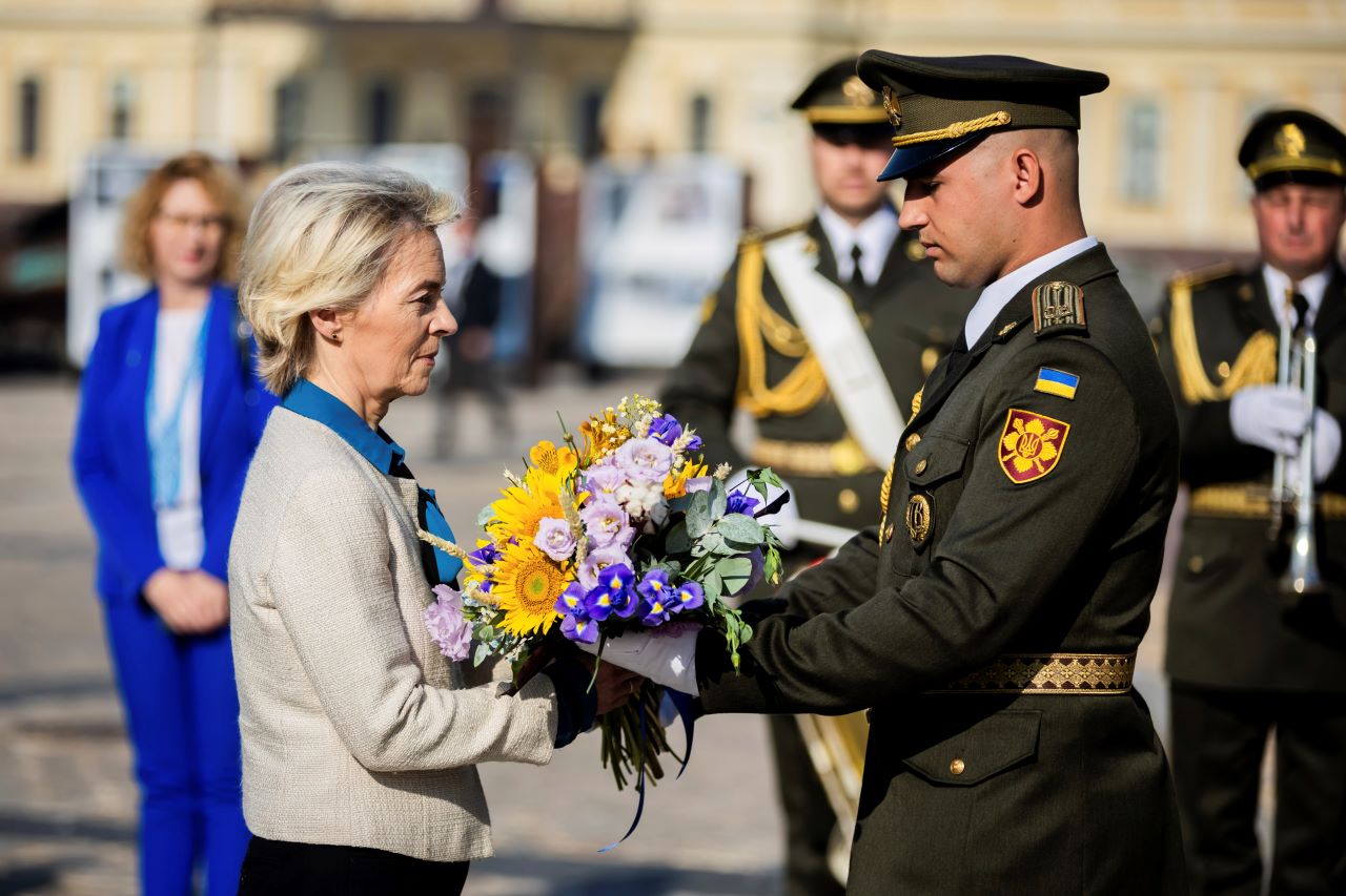 <p>Украинският президент Володимир Зеленски заяви, че планът за победа на Украйна зависи от бързи решения, взимани от съюзниците тази година. Това изказване той направи по време на съвместна пресконференция с председателката на ЕК Урсула фон дер Лайен, която е на посещение в Киев. Пресконференцията се излъчи на живо на сайта на ЕК.</p>