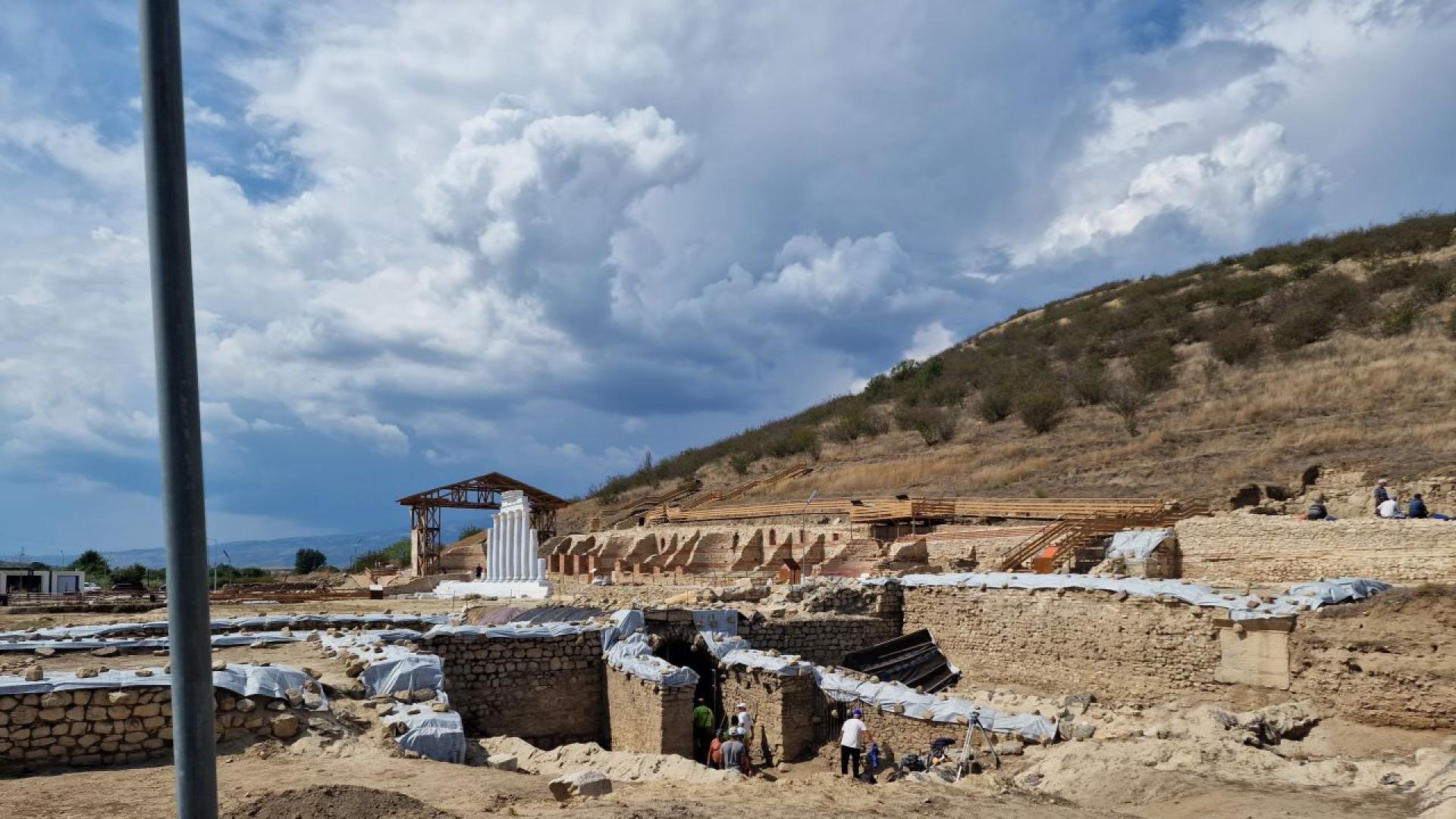 Непокътнат гроб под масивни каменни плочи започнаха да разкриват археолозите