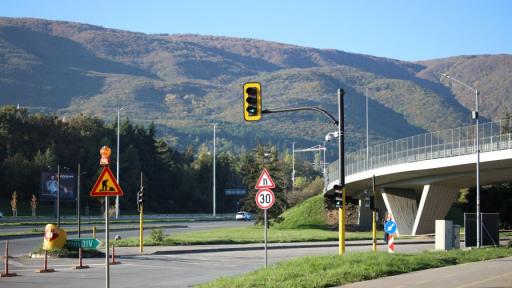 Безумие в София: Шофьор кара в насрещното на бул. „България“, размина се на косъм от трагедия (ВИДЕО)