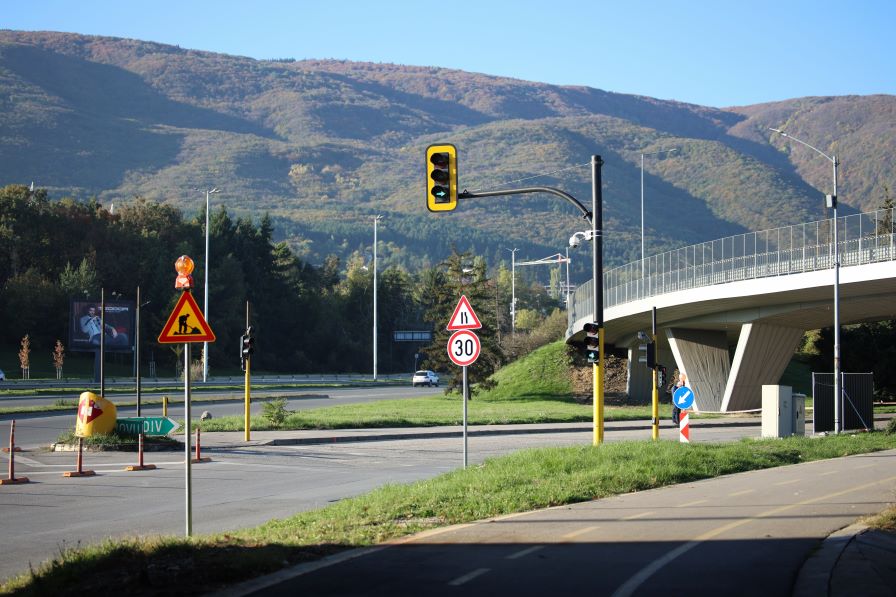 Безумие в София: Шофьор кара в насрещното на бул. „България“, размина се на косъм от трагедия (ВИДЕО)