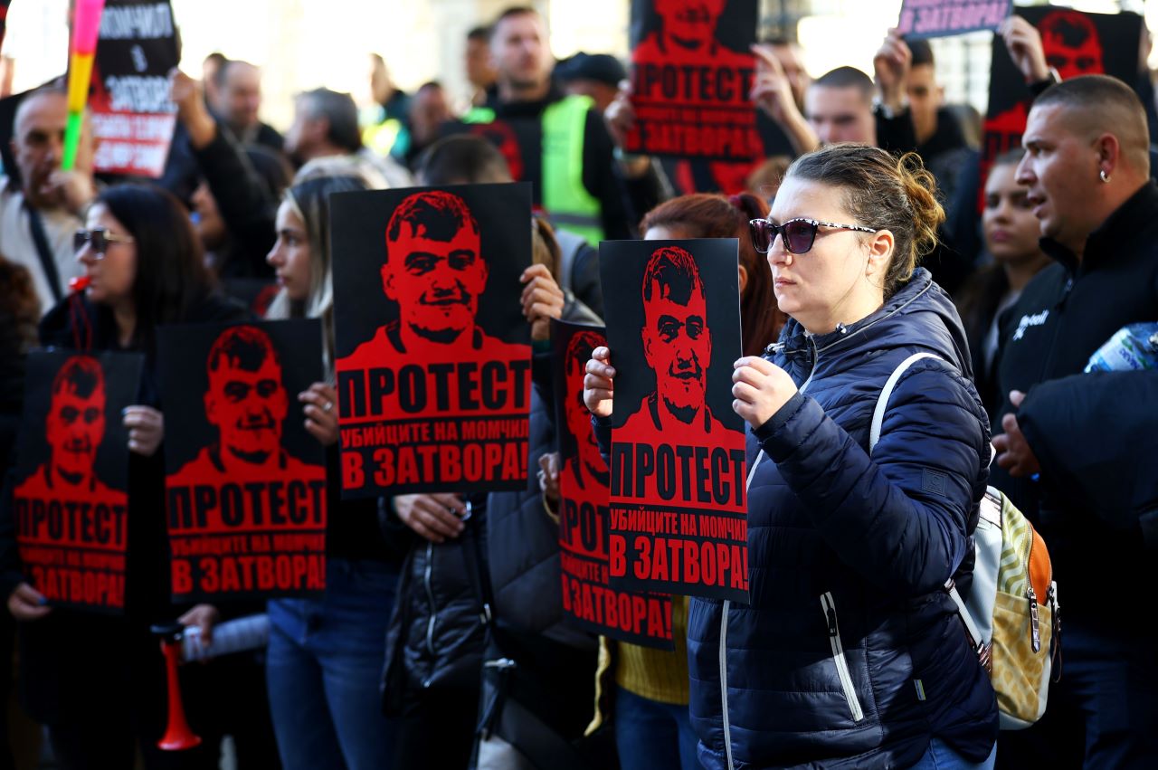 Граждани протестират пред сградата на Министерството на вътрешните работи (МВР) заради смъртта на Момчил Георгиев. Организаторите посочиха, че протестът е за търсене на истината за смъртта на 24-годишния Момчил Георгиев.