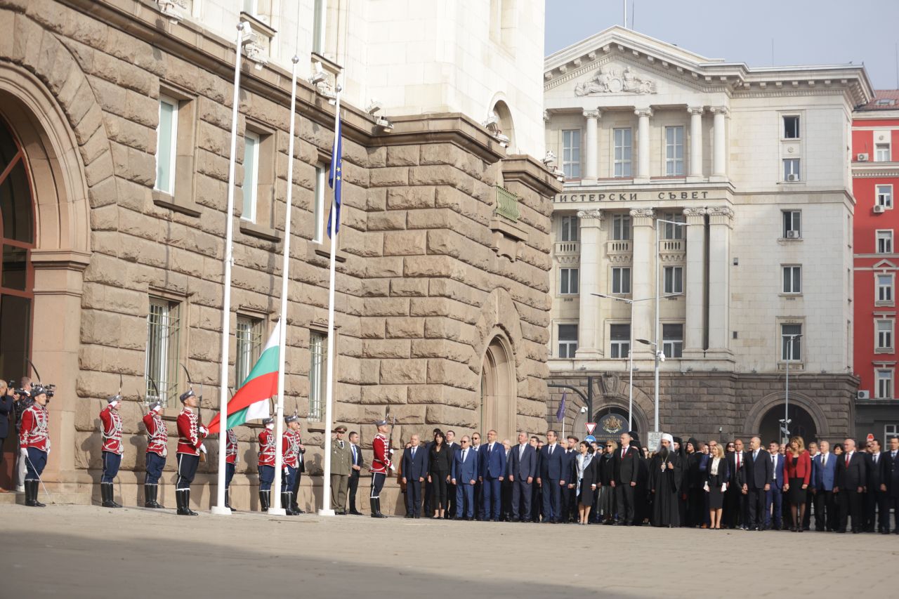 <p>Националният флаг беше издигнат пред президентството по случай Деня на народните будители</p>