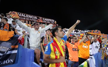 Фен на Валенсия показа, че страстта към футбола е по-силна от всичко (снимки)