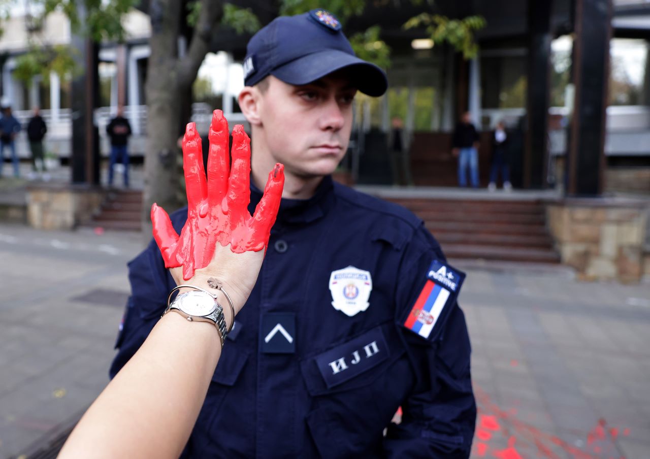 <p>Десетки хиляди души протестираха снощи в Нови Сад след срутването на козирката на железопътната гара, при което на 1 ноември загинаха четиринадесет души.</p>