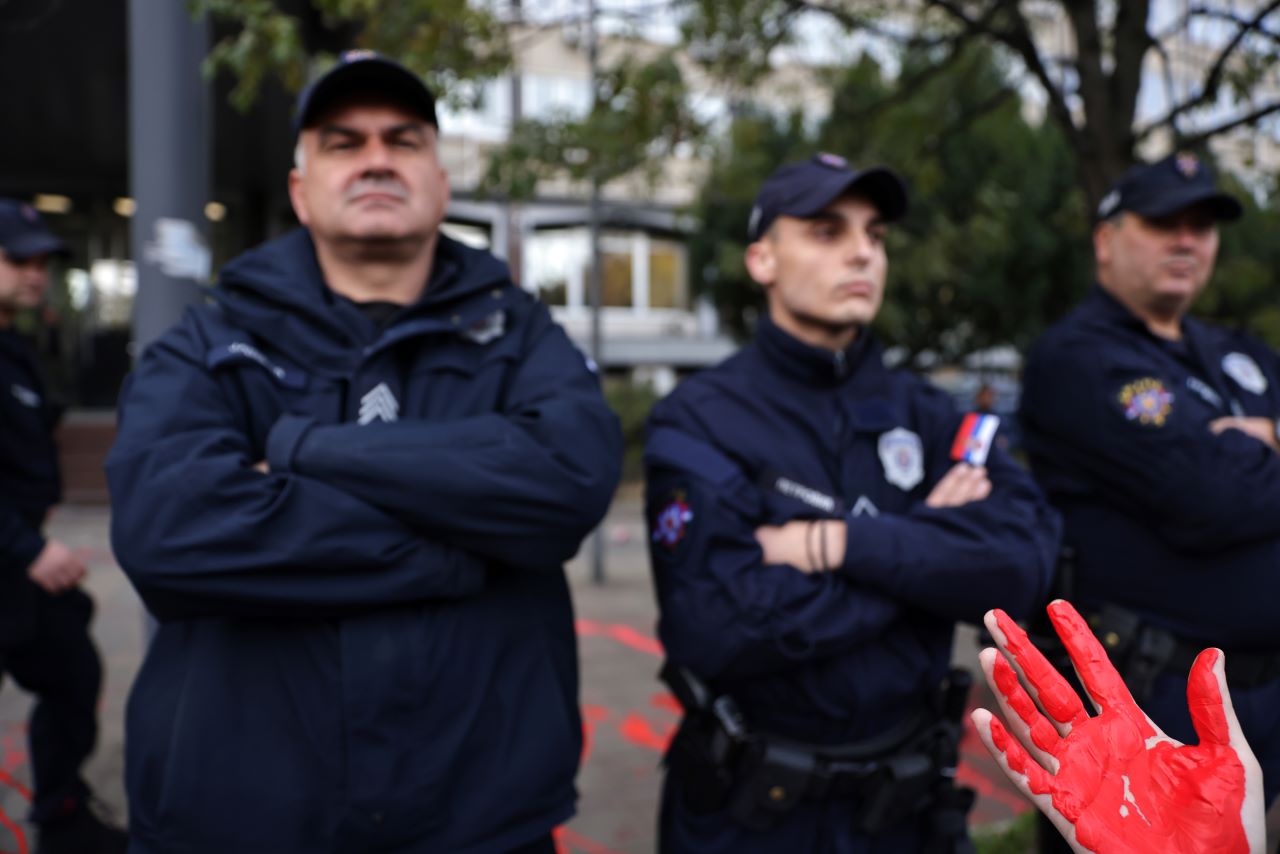 <p>Десетки хиляди души протестираха снощи в Нови Сад след срутването на козирката на железопътната гара, при което на 1 ноември загинаха четиринадесет души.</p>