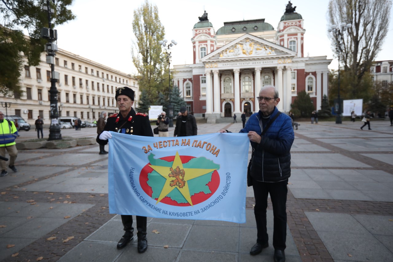 <p>Протест и напрежение пред Народния театър. Недоволни нападнаха директора Васил Василев преди премиерата на постановка, режисирана от Джон Малкович.</p>