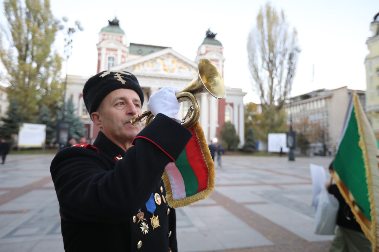 <p>Протест и напрежение пред Народния театър. Недоволни нападнаха директора Васил Василев преди премиерата на постановка, режисирана от Джон Малкович.</p>