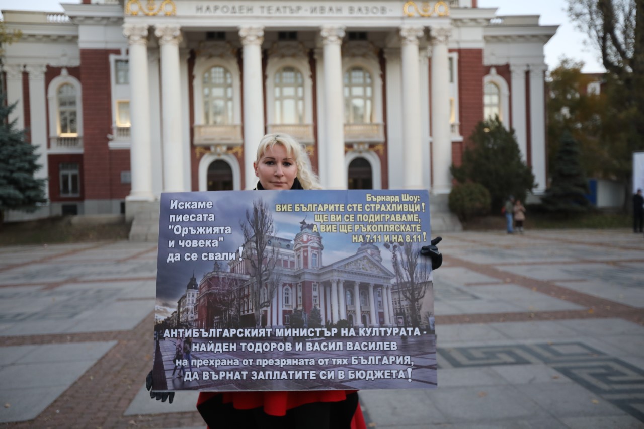 <p>Протест и напрежение пред Народния театър. Недоволни нападнаха директора Васил Василев преди премиерата на постановка, режисирана от Джон Малкович.</p>