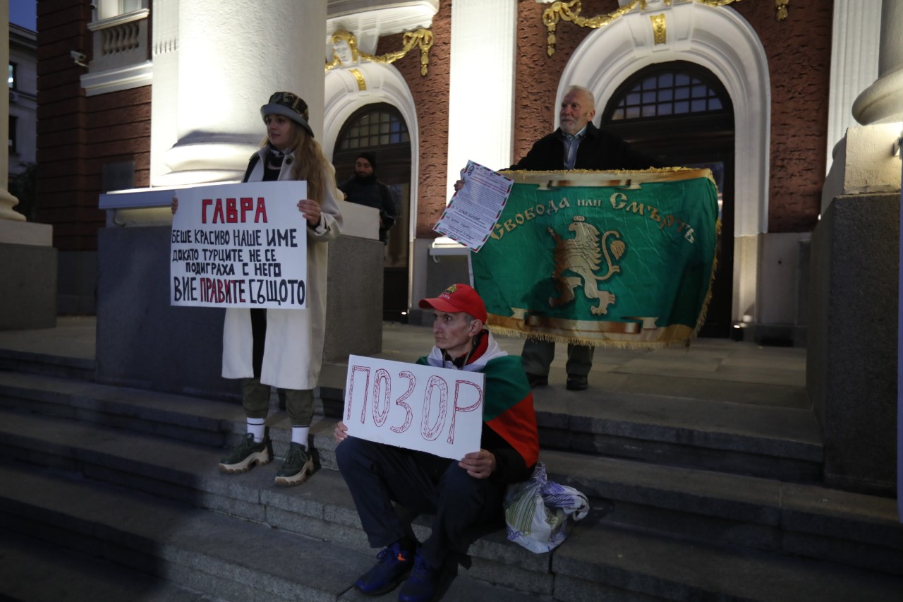 <p>Протест и напрежение пред Народния театър. Недоволни нападнаха директора Васил Василев преди премиерата на постановка, режисирана от Джон Малкович.</p>