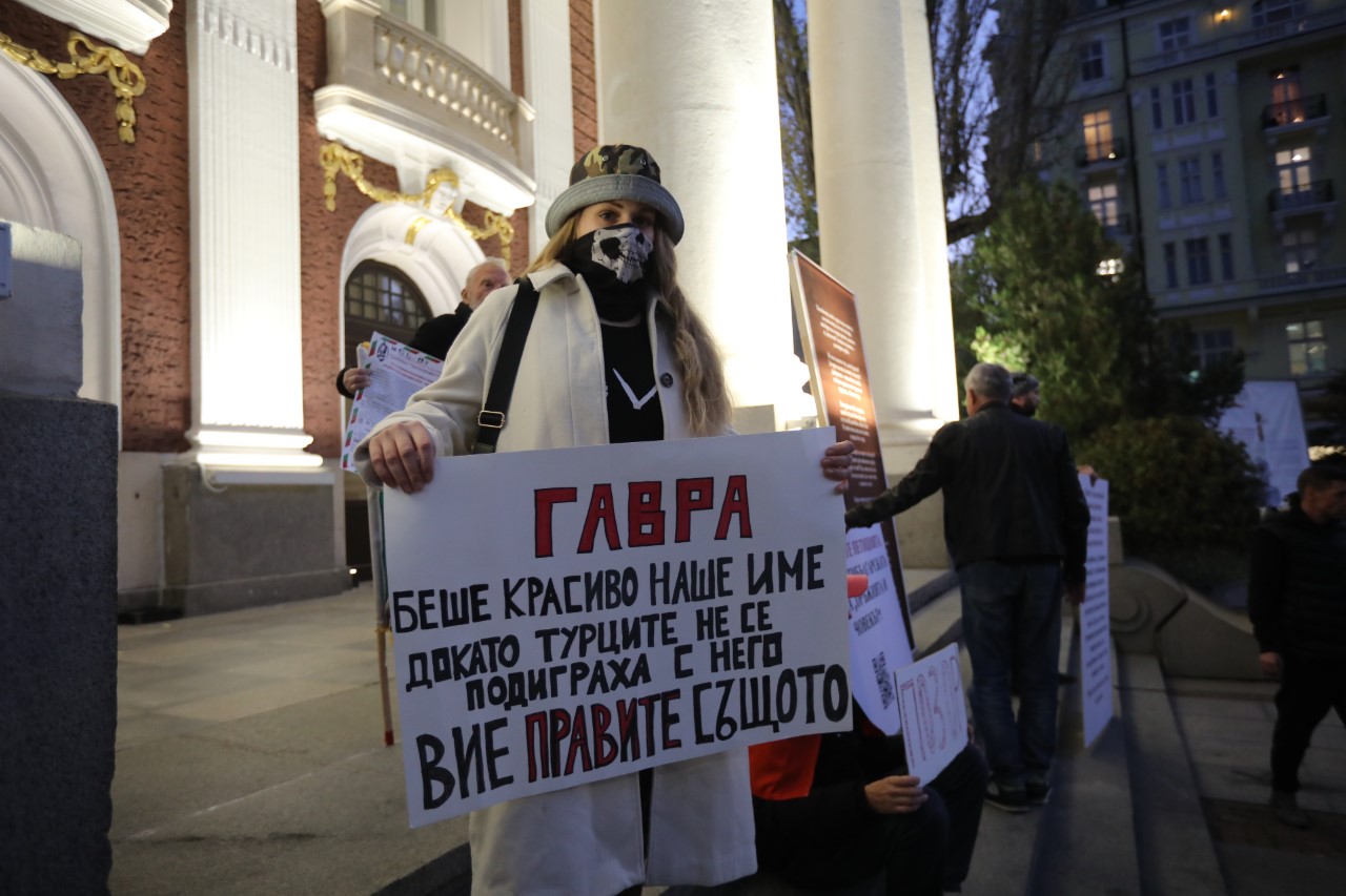 <p>Протест и напрежение пред Народния театър. Недоволни нападнаха директора Васил Василев преди премиерата на постановка, режисирана от Джон Малкович.</p>