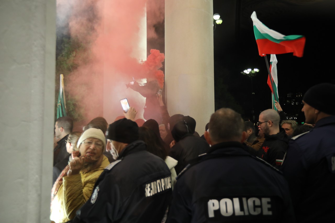 <p>Протест и напрежение пред Народния театър. Недоволни нападнаха директора Васил Василев преди премиерата на постановка, режисирана от Джон Малкович.</p>