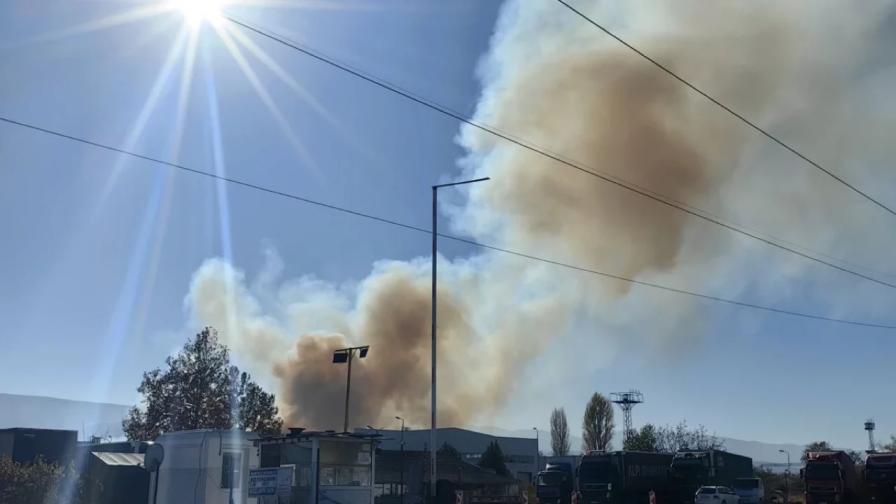 Голям пожар избухна в района на Митница...