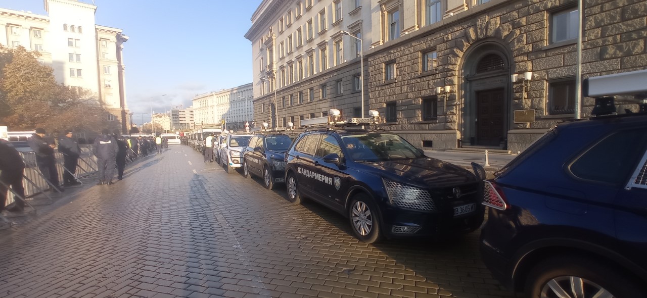 <p>Движението в центъра на София е затруднено заради предвидени седем протеста. От полицията призовават гражданите да използват масовия градски транспорт, а не личните си автомобили.</p>