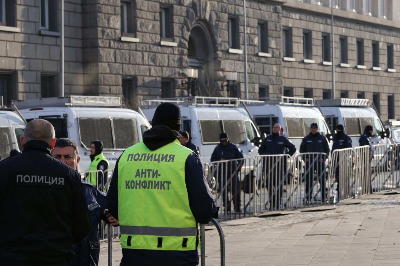 <p>Движението в центъра на София е затруднено заради предвидени седем протеста. От полицията призовават гражданите да използват масовия градски транспорт, а не личните си автомобили.</p>