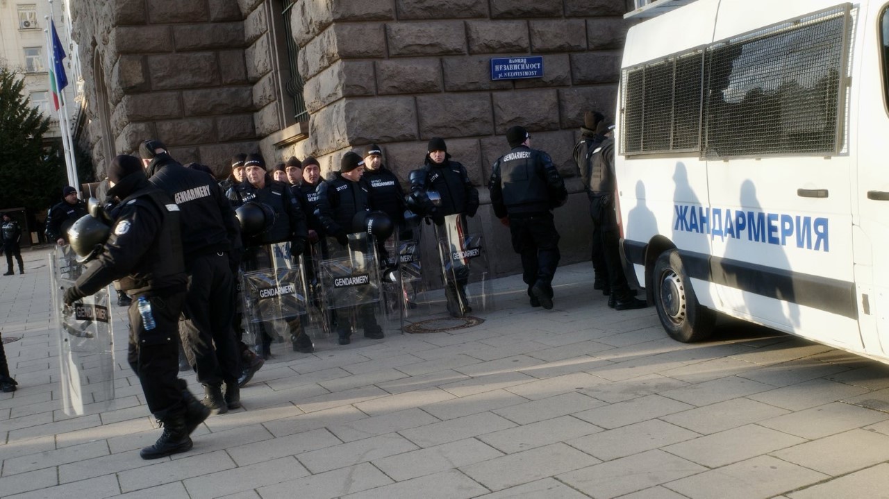 <p>Движението в центъра на София е затруднено заради предвидени седем протеста. От полицията призовават гражданите да използват масовия градски транспорт, а не личните си автомобили.</p>