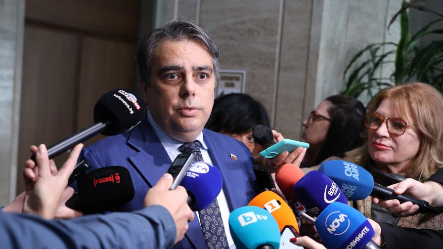 Асен Василев: Борисов достигна пенсионна възраст и разбра, че е добре да се вдигат пенсиите