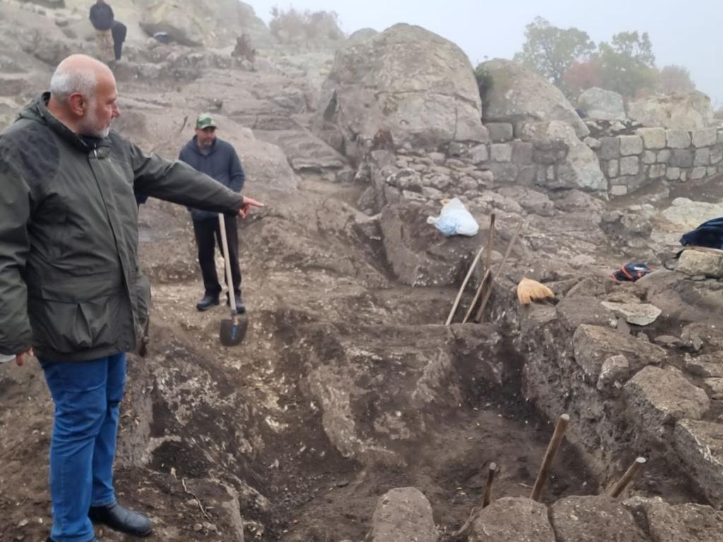 Каменна крепостна стена широка близо два метра е разделяла голямата