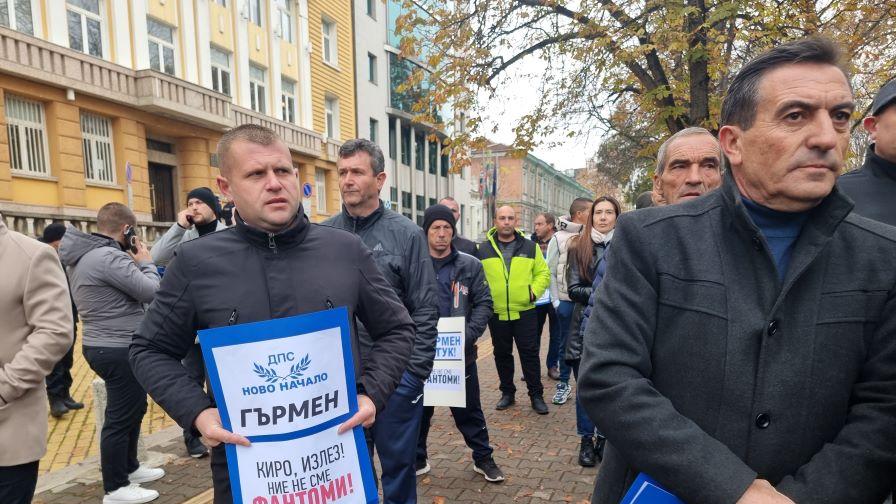 "Киро, излез, ние не сме фантоми": Симпатизанти на "ДПС-Ново начало"  на протест пред НС (ВИДЕО)