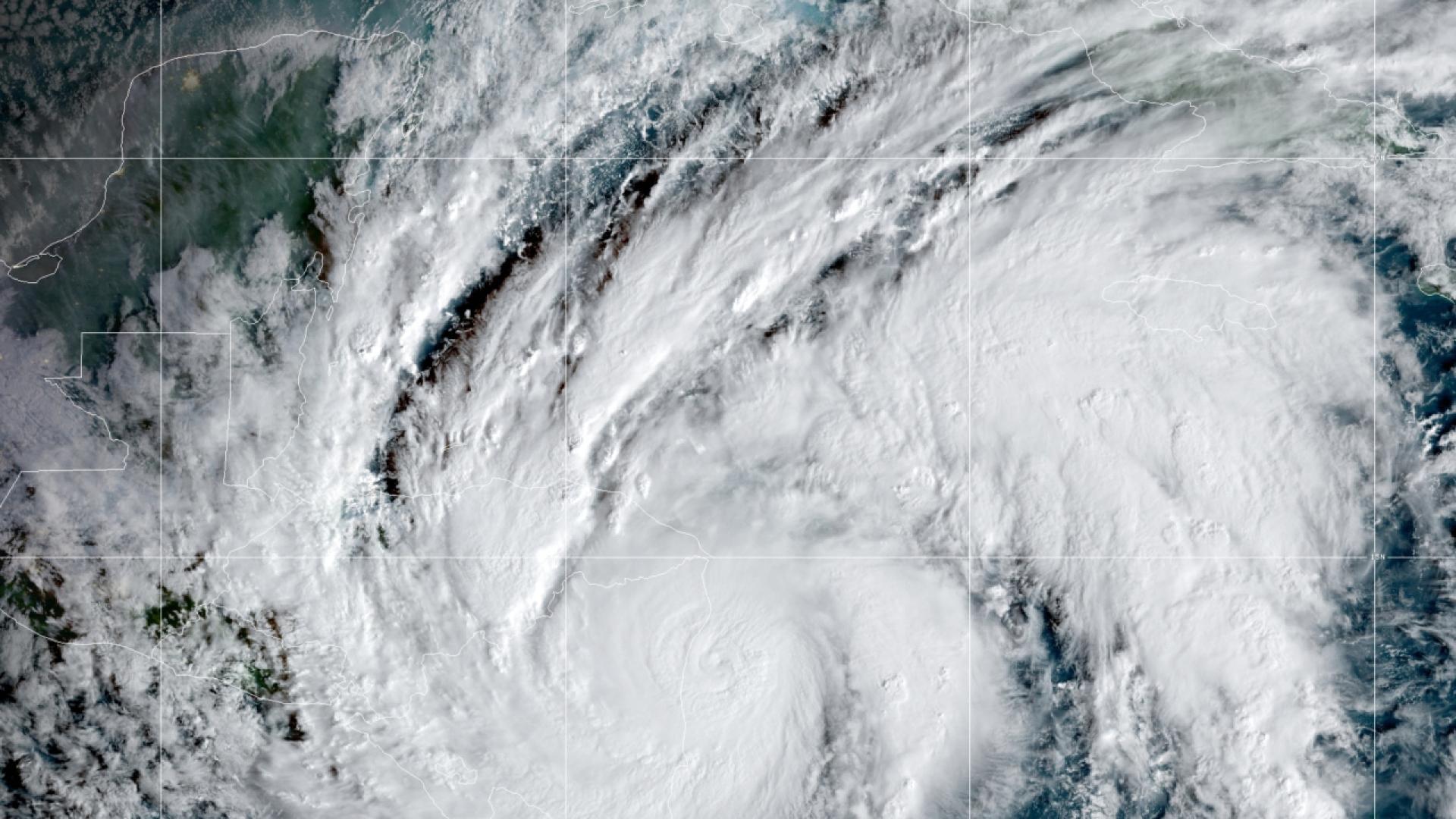 Силни дъждове предизвикани от тропическата буря Уифа причиниха тежки наводнения