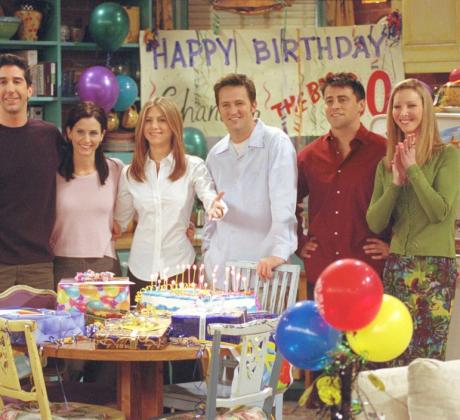 Онлайн се появи рядка снимка на шестимата актьори от хитовия