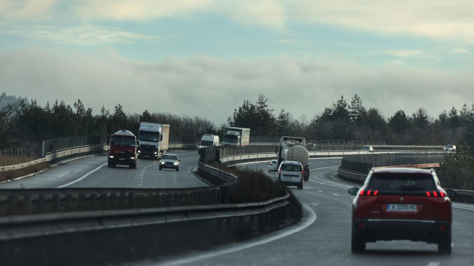 Възстановено е движението по автомагистрала Тракия при километър пети в