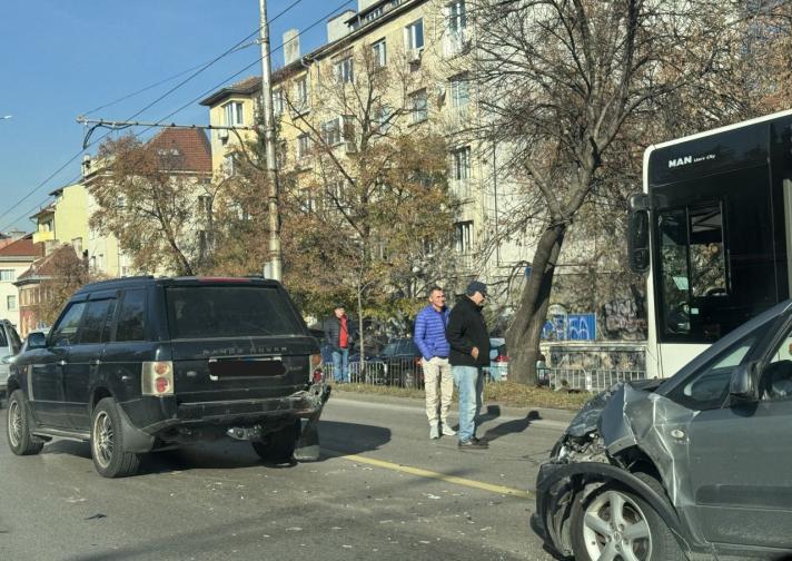 Катастрофа между джип лека кола и автобус