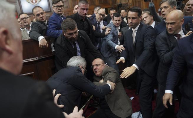 Масов бой в парламента в Сърбия