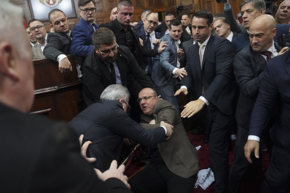 Масов бой в парламента в Сърбия