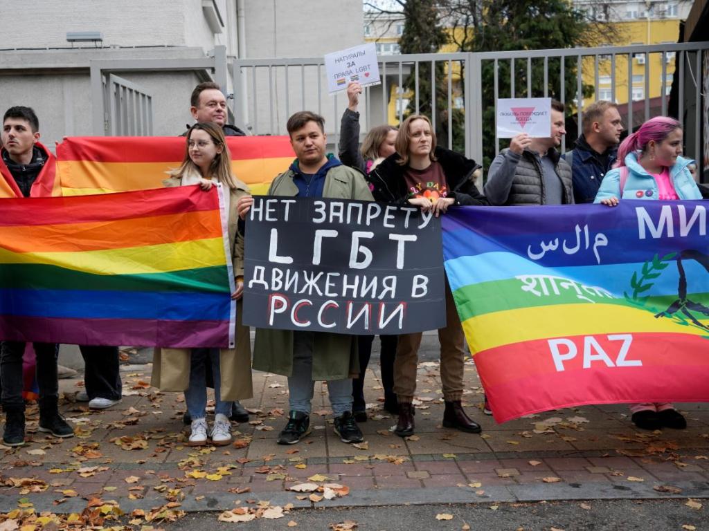 Руската полиция е нахлула в няколко бара и ресторанта в