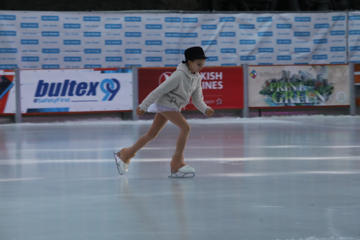 Най-голямата ледена пързалка на Балканите "Айс парк" (Ice Park) беше открита днес в София. Леденият парк заема обща площ от 11 000 кв.м с ледено поле 4000 кв.м с три големи пързалки.