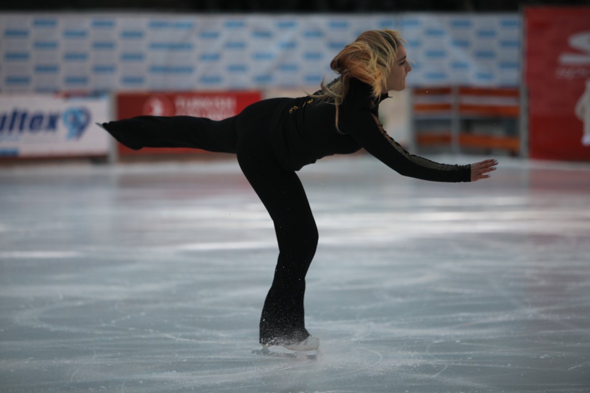 Най-голямата ледена пързалка на Балканите "Айс парк" (Ice Park) беше открита днес в София. Леденият парк заема обща площ от 11 000 кв.м с ледено поле 4000 кв.м с три големи пързалки.