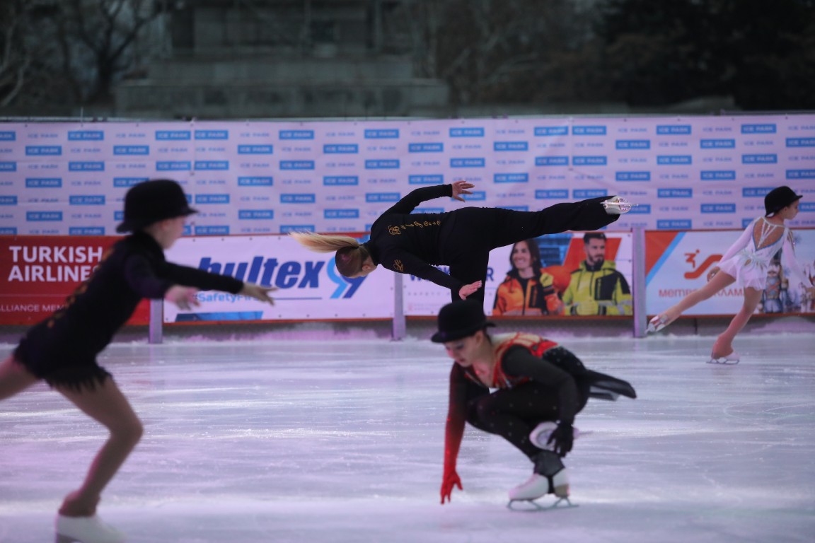 Най-голямата ледена пързалка на Балканите "Айс парк" (Ice Park) беше открита днес в София. Леденият парк заема обща площ от 11 000 кв.м с ледено поле 4000 кв.м с три големи пързалки.