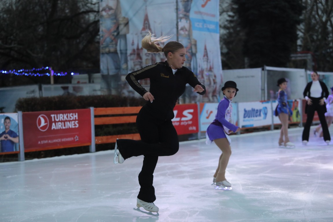 Най-голямата ледена пързалка на Балканите "Айс парк" (Ice Park) беше открита днес в София. Леденият парк заема обща площ от 11 000 кв.м с ледено поле 4000 кв.м с три големи пързалки.