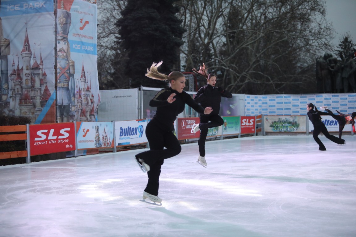 Най-голямата ледена пързалка на Балканите "Айс парк" (Ice Park) беше открита днес в София. Леденият парк заема обща площ от 11 000 кв.м с ледено поле 4000 кв.м с три големи пързалки.