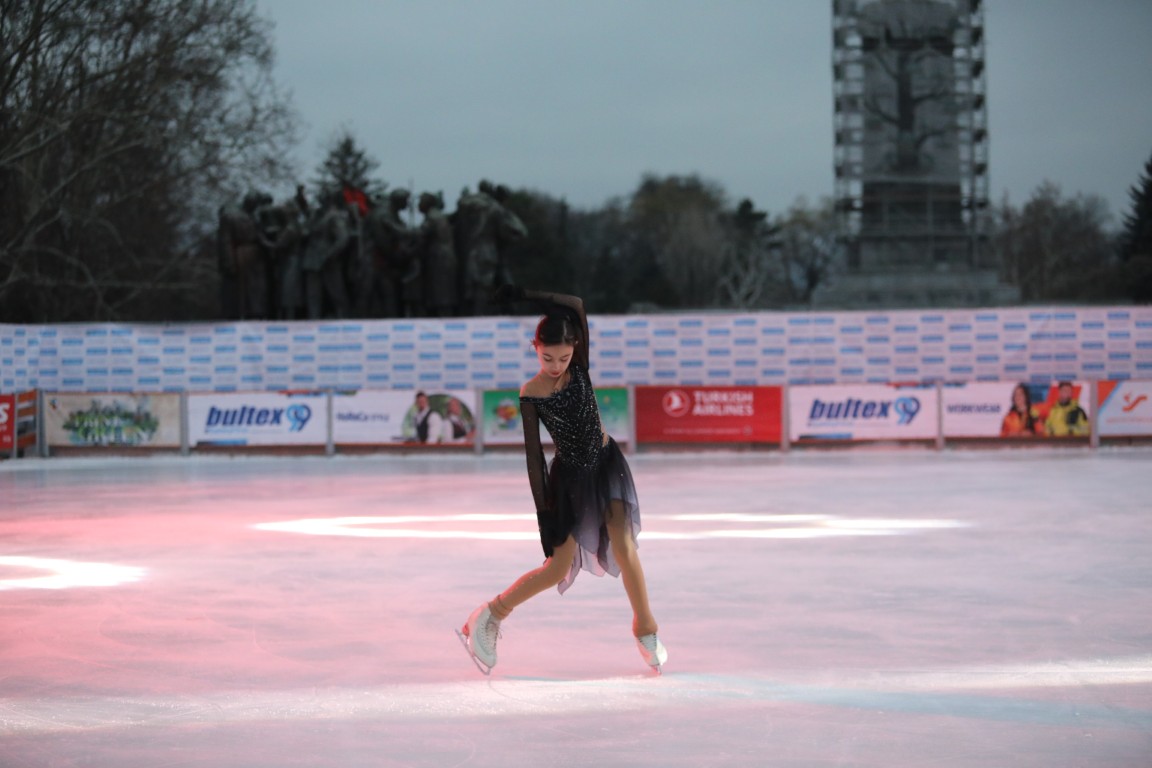 Най-голямата ледена пързалка на Балканите "Айс парк" (Ice Park) беше открита днес в София. Леденият парк заема обща площ от 11 000 кв.м с ледено поле 4000 кв.м с три големи пързалки.