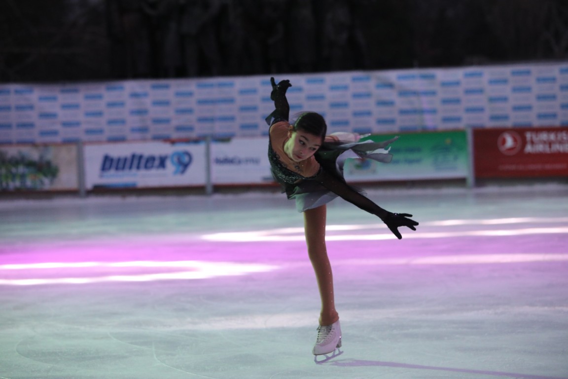 Най-голямата ледена пързалка на Балканите "Айс парк" (Ice Park) беше открита днес в София. Леденият парк заема обща площ от 11 000 кв.м с ледено поле 4000 кв.м с три големи пързалки.