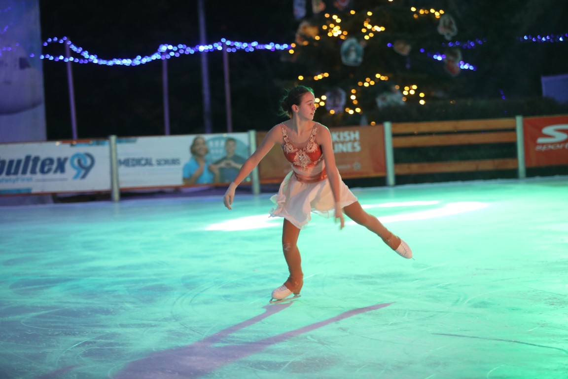 Най-голямата ледена пързалка на Балканите "Айс парк" (Ice Park) беше открита днес в София. Леденият парк заема обща площ от 11 000 кв.м с ледено поле 4000 кв.м с три големи пързалки.