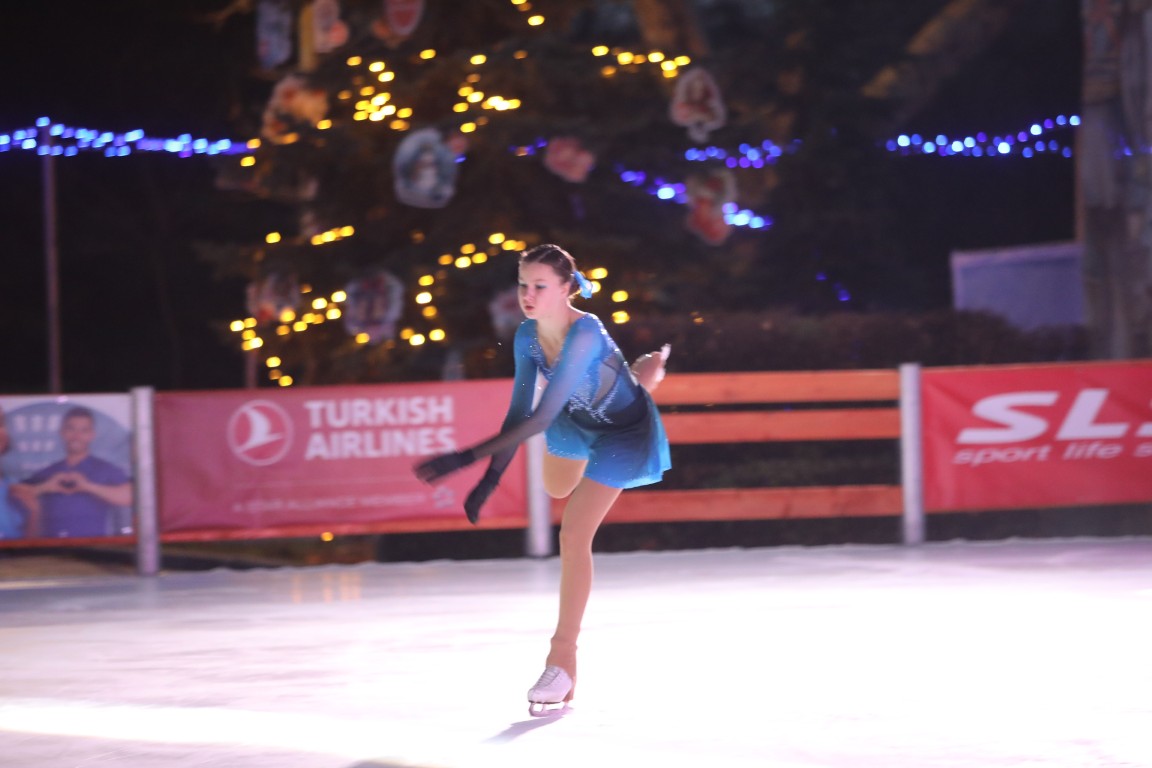 Най-голямата ледена пързалка на Балканите "Айс парк" (Ice Park) беше открита днес в София. Леденият парк заема обща площ от 11 000 кв.м с ледено поле 4000 кв.м с три големи пързалки.