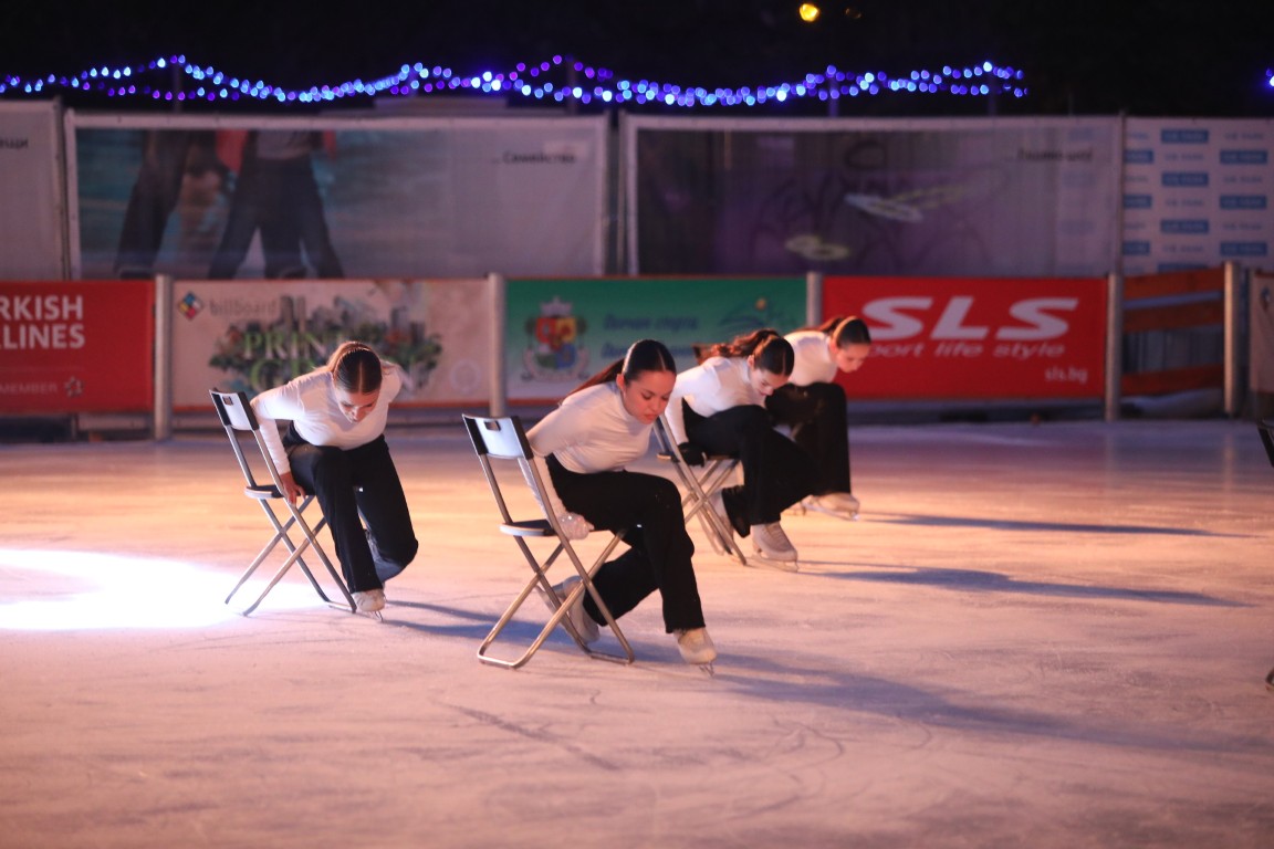 Най-голямата ледена пързалка на Балканите "Айс парк" (Ice Park) беше открита днес в София. Леденият парк заема обща площ от 11 000 кв.м с ледено поле 4000 кв.м с три големи пързалки.