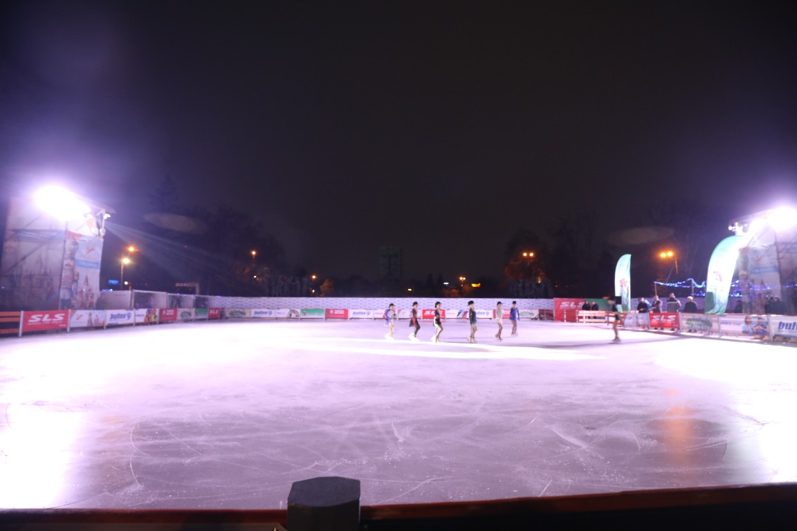 Най-голямата ледена пързалка на Балканите "Айс парк" (Ice Park) беше открита днес в София. Леденият парк заема обща площ от 11 000 кв.м с ледено поле 4000 кв.м с три големи пързалки.