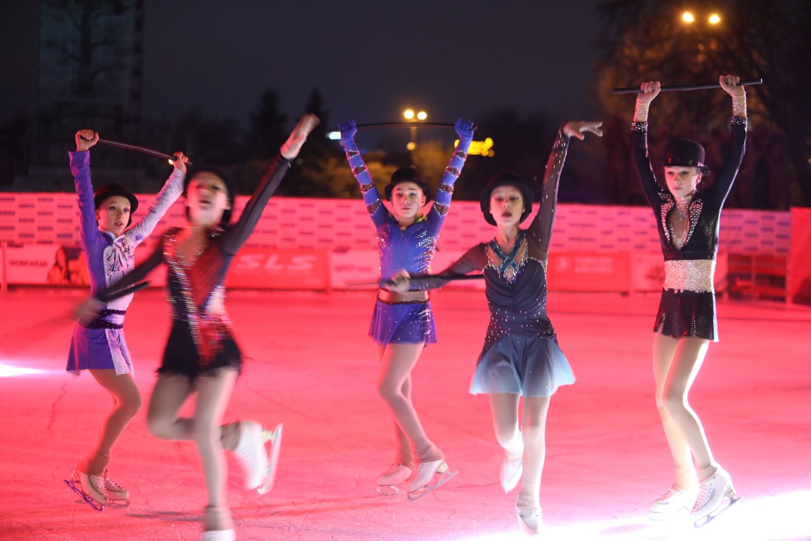 Най-голямата ледена пързалка на Балканите "Айс парк" (Ice Park) беше открита днес в София. Леденият парк заема обща площ от 11 000 кв.м с ледено поле 4000 кв.м с три големи пързалки.