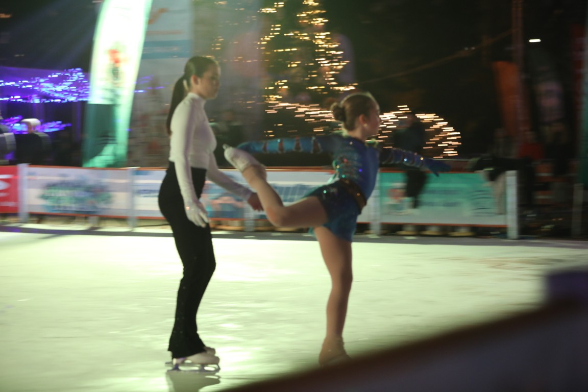 Най-голямата ледена пързалка на Балканите "Айс парк" (Ice Park) беше открита днес в София. Леденият парк заема обща площ от 11 000 кв.м с ледено поле 4000 кв.м с три големи пързалки.