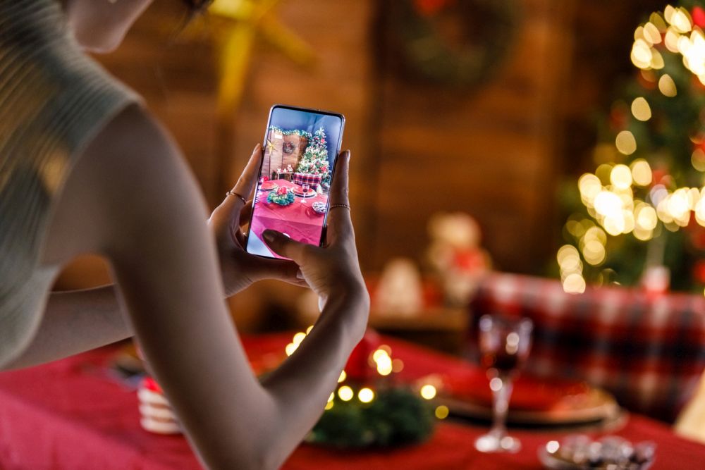 Как известните посрещнаха Коледа: Пижами, подаръци и семейни вечери (СНИМКИ)