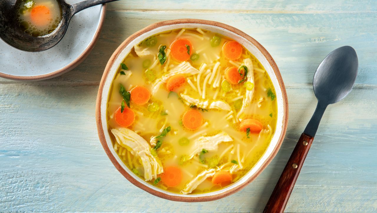 <p>.Топлината на бульона или супата също е ключова, тъй като парата може да помогне за отваряне на запушените носни проходи и синуси. Пилешкият бульон, по-специално, има противовъзпалителни свойства, които могат да помогнат на тялото ви да се пребори с настинка.</p>