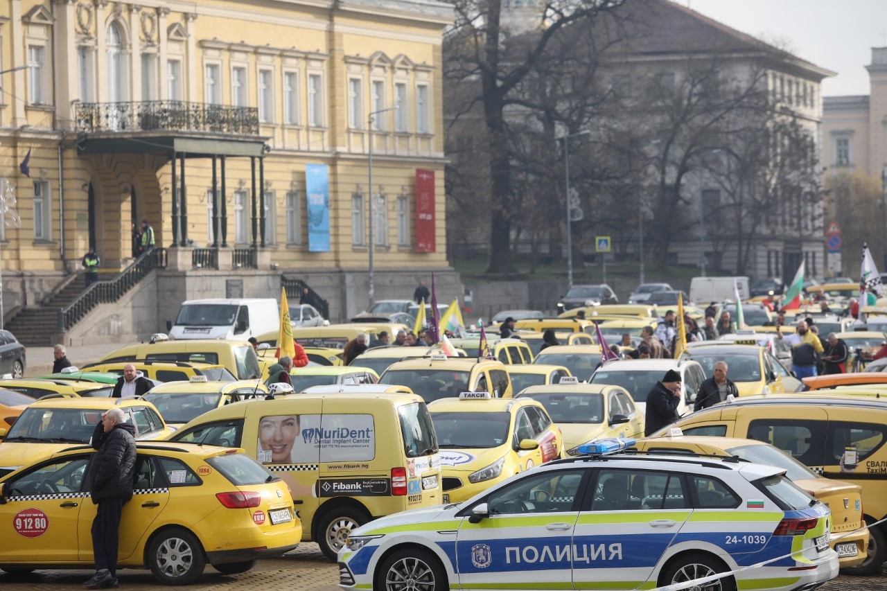 <p>Таксиметрови шофьори излизат на протест в София. Причината е, че все още не е решен въпросът с повишените цени на полиците за задължителната застраховка &bdquo;Гражданска отговорност&rdquo;.</p>